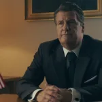 The Brink of War filmindeki diplomatik görüşmeleri çağrıştıran karanlık toplantı masası