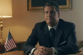 The Brink of War filmindeki diplomatik görüşmeleri çağrıştıran karanlık toplantı masası