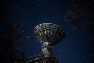 Avustralya’daki bir gözlemevinde bulunan büyük radyo teleskobu