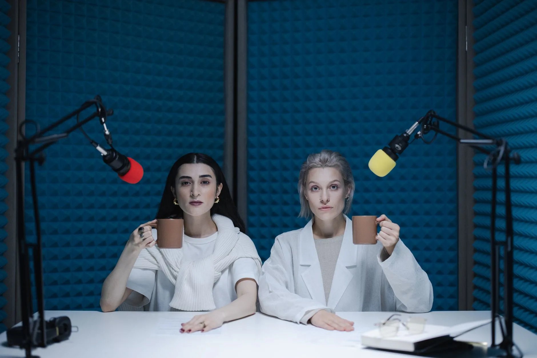 Televizyon stüdyosunda tartışma programı paneli