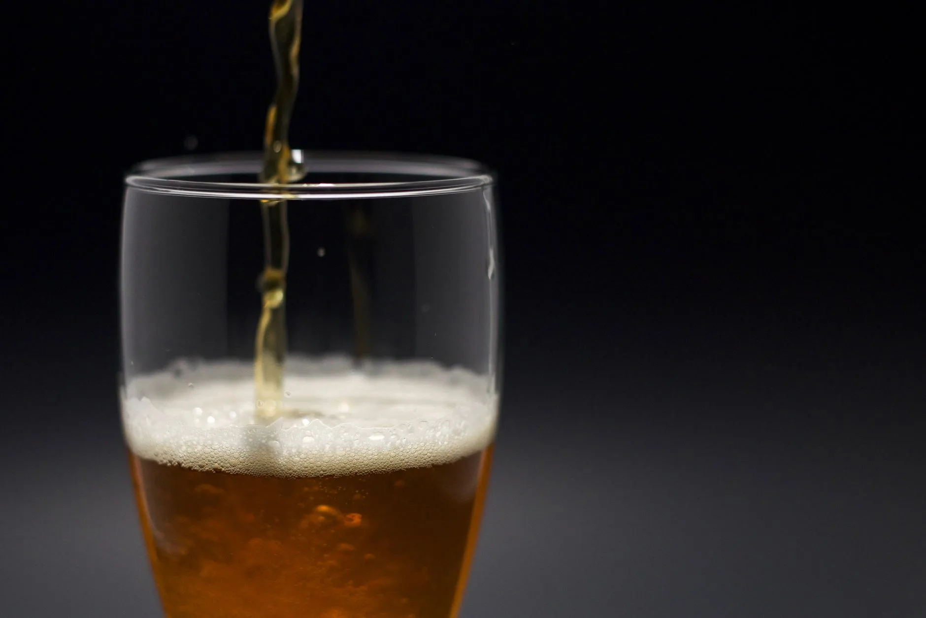 Pub ortamında servis edilen işlemeli bira kadehi