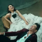 Sirk gösterileri ve sahne ışıklarıyla hazırlanan bir müzikal performansı