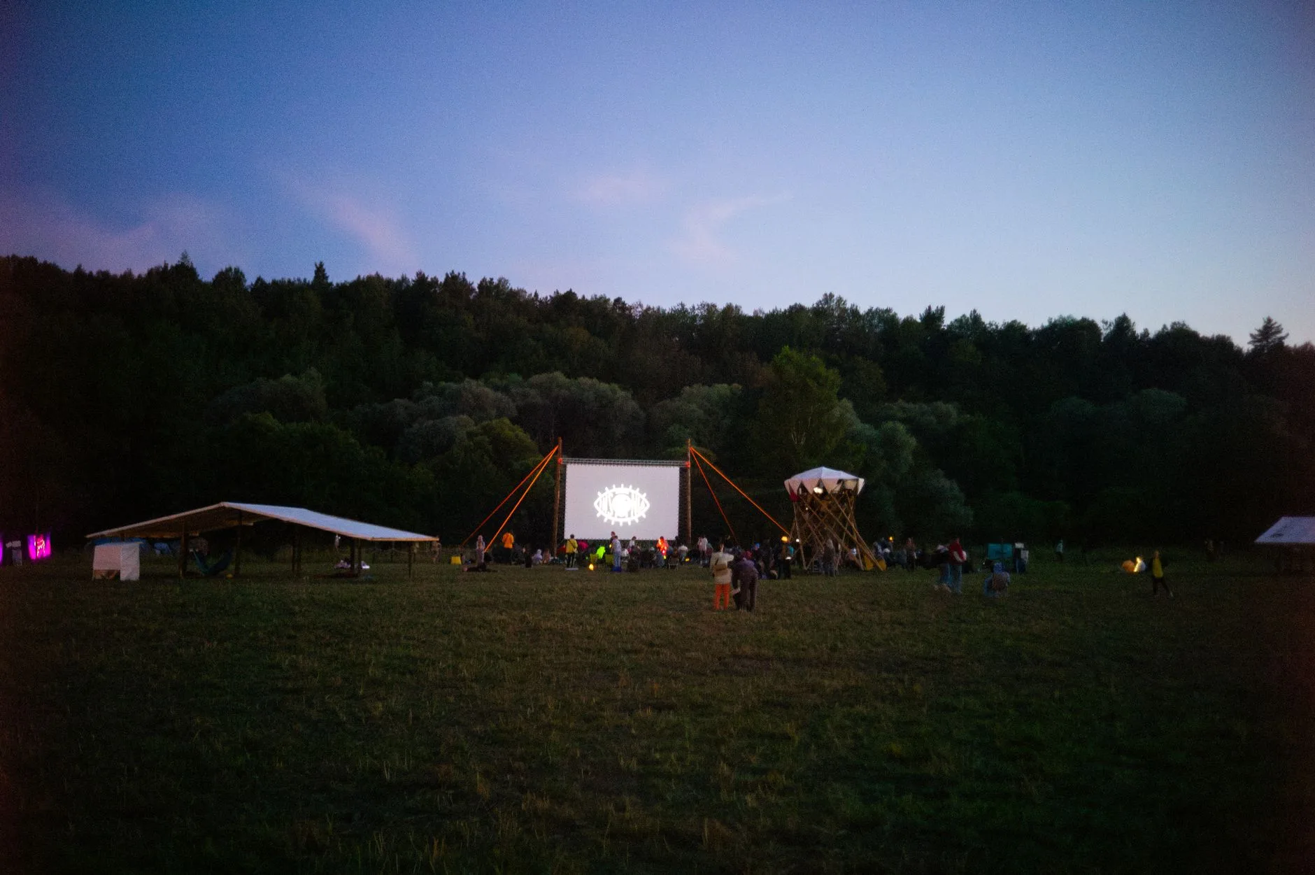 Film festivali gösteriminde salondaki izleyiciler
