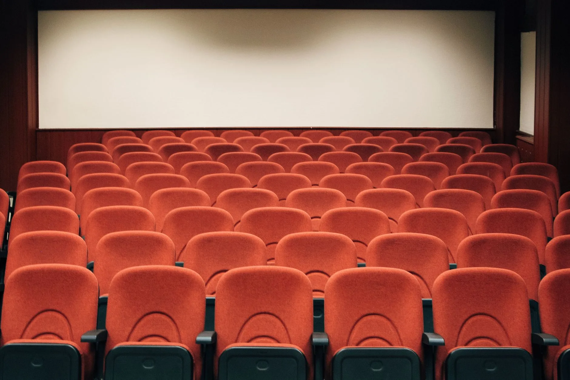 Perdeye bakan sinema salonu koltukları