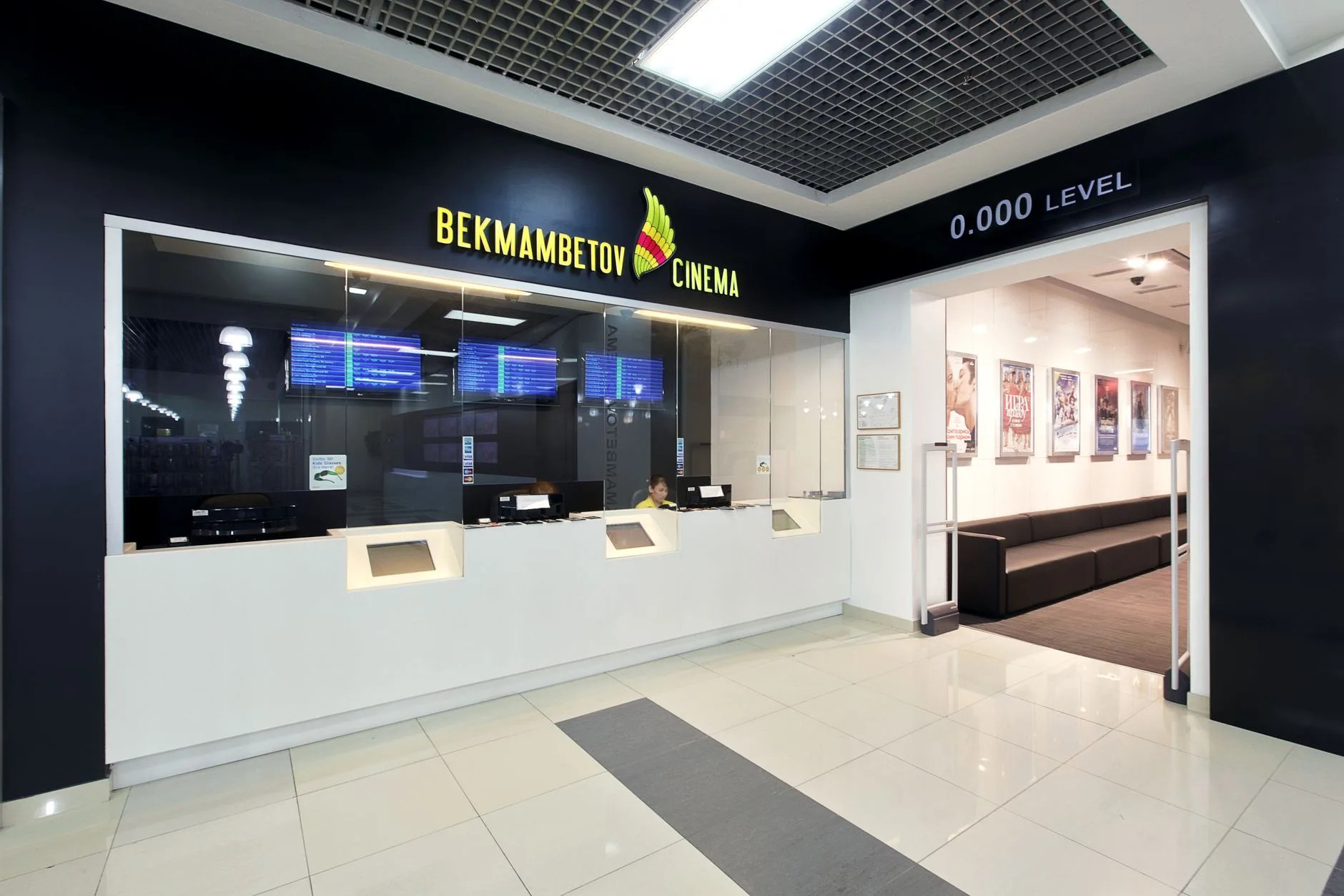 Yoğun sinema salonu gişe alanı