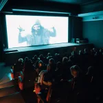 Karanlık sinema salonunda gerilim atmosferi