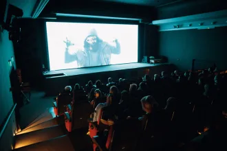 Karanlık sinema salonunda gerilim atmosferi