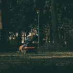Çim biçme makinesiyle uzun bir yolculuğa çıkan yaşlı bir adam