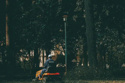 Çim biçme makinesiyle uzun bir yolculuğa çıkan yaşlı bir adam