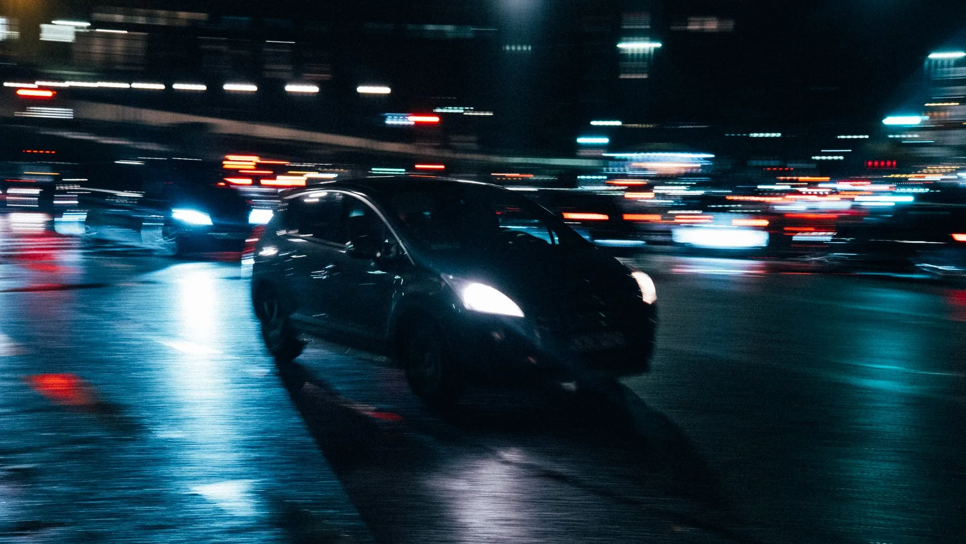Gece vakti şehir caddesinde ilerleyen bir aracın farları