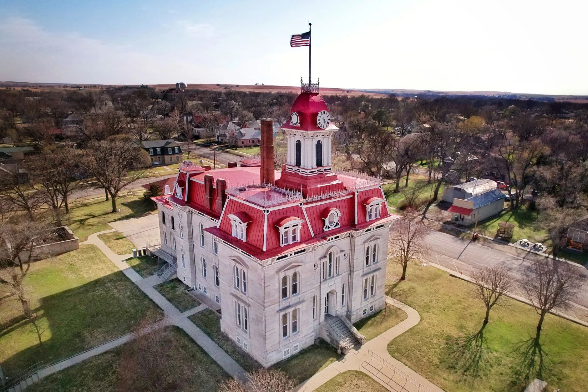 Ohio kırsalındaki bir adliye binasının dış görünümü