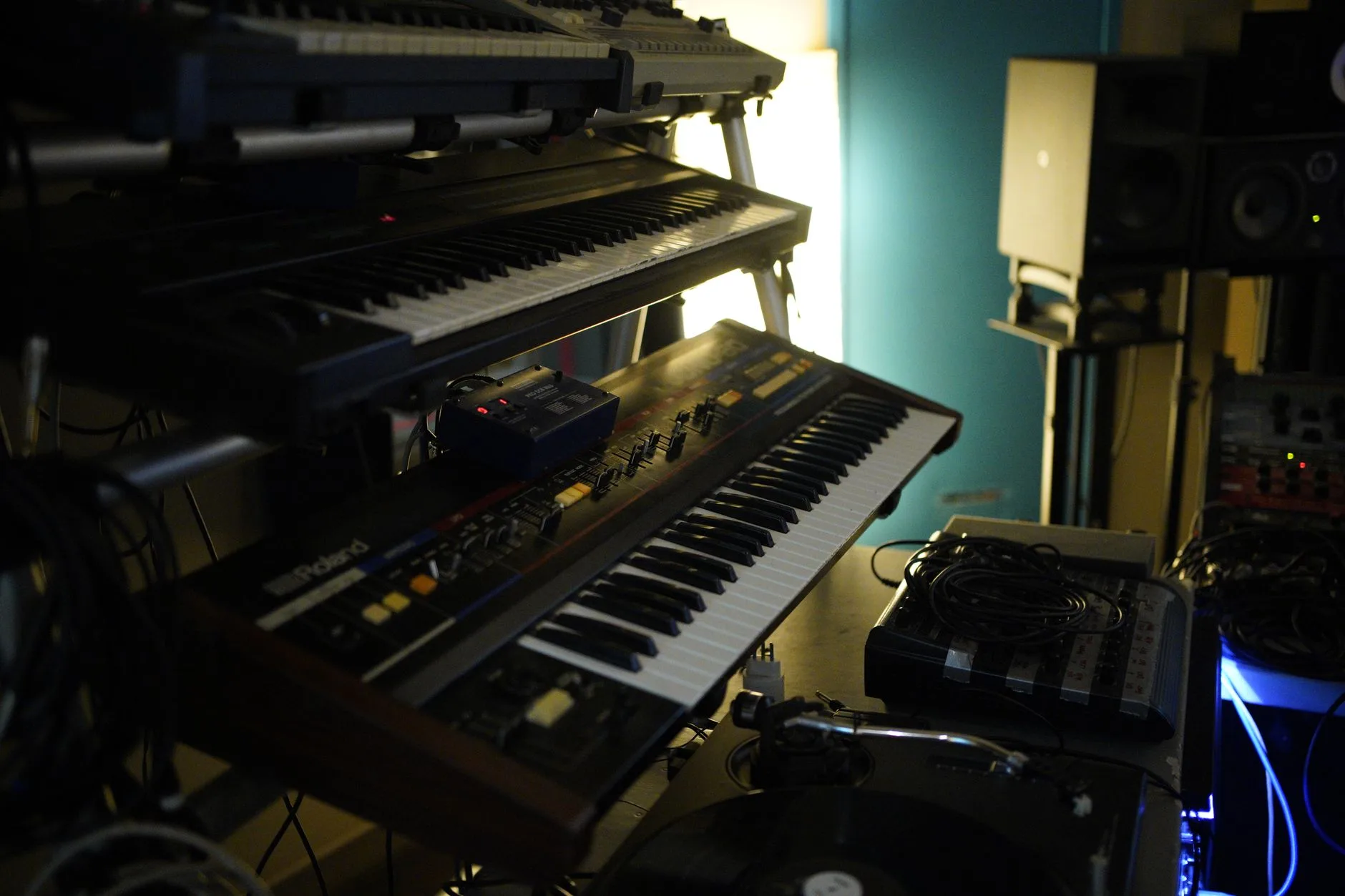 Elektronik müzik stüdyosunda synthesizer ve ses ekipmanları