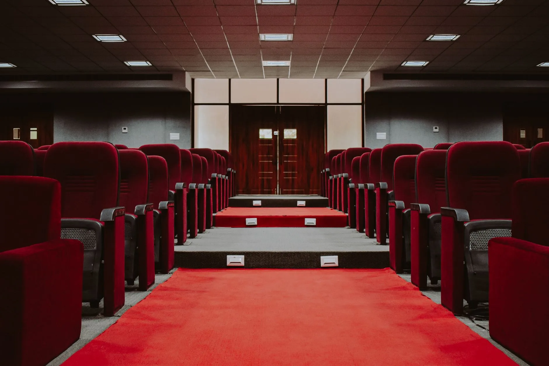 Film festivali gösterimi için hazırlanmış sinema salonu
