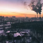 Dumanlarla kaplı şehir silüeti ve 11 Eylül belgeselinin ele aldığı saldırı atmosferi