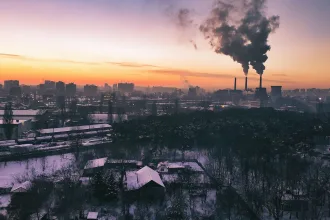 Dumanlarla kaplı şehir silüeti ve 11 Eylül belgeselinin ele aldığı saldırı atmosferi