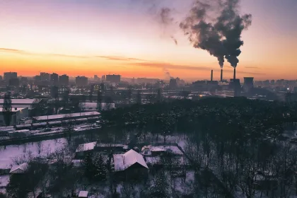 Dumanlarla kaplı şehir silüeti ve 11 Eylül belgeselinin ele aldığı saldırı atmosferi