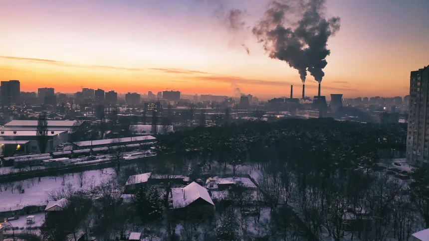 Dumanlarla kaplı şehir silüeti ve 11 Eylül belgeselinin ele aldığı saldırı atmosferi
