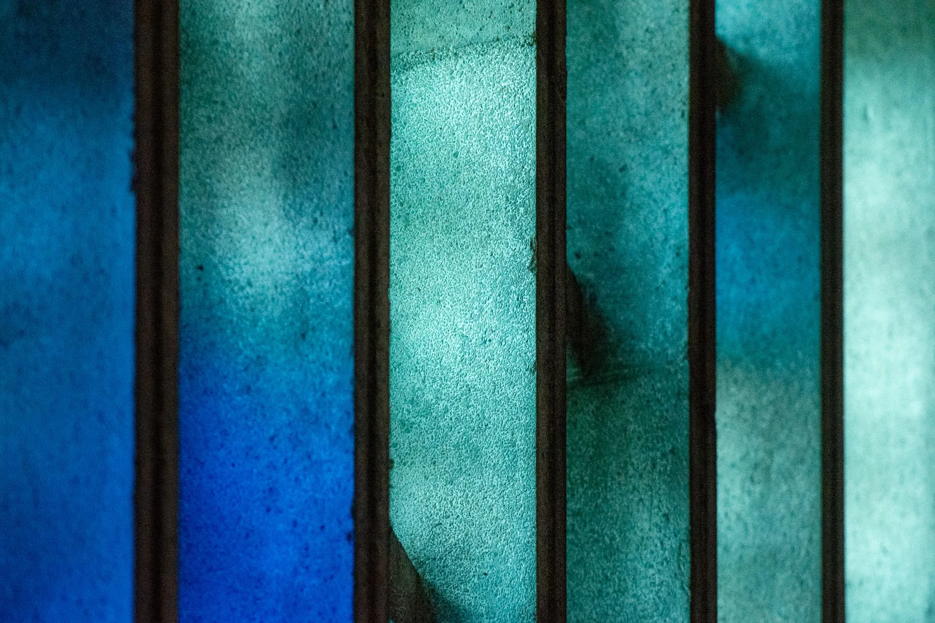 Kilisedeki yarı saydam panellerden oluşan sanat yerleştirmesi