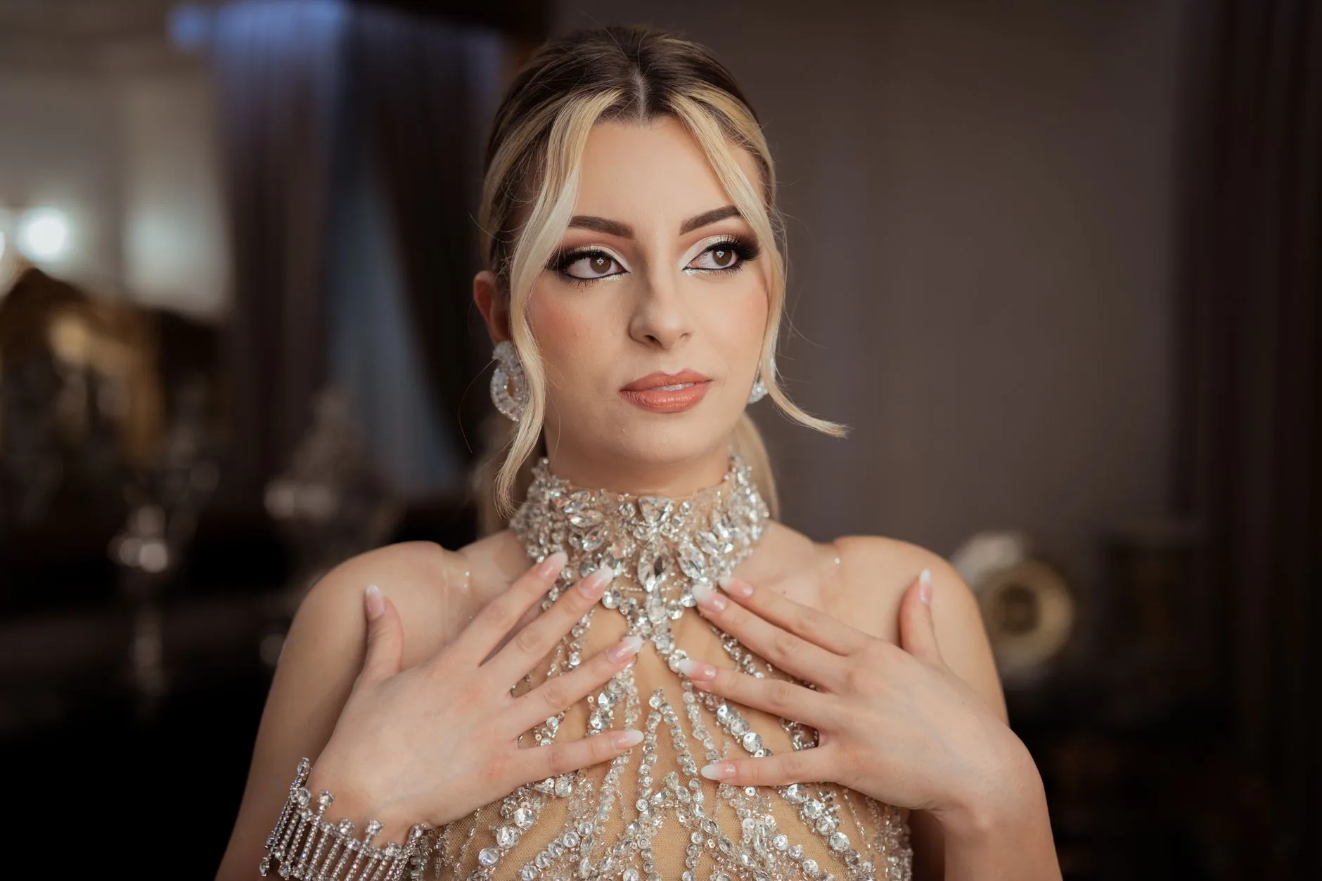 Ödül töreni için hazırlanmış ışıltılı kırmızı halı makyajı