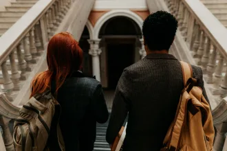 Üniversite kampüsünde bir araya gelen öğrenciler