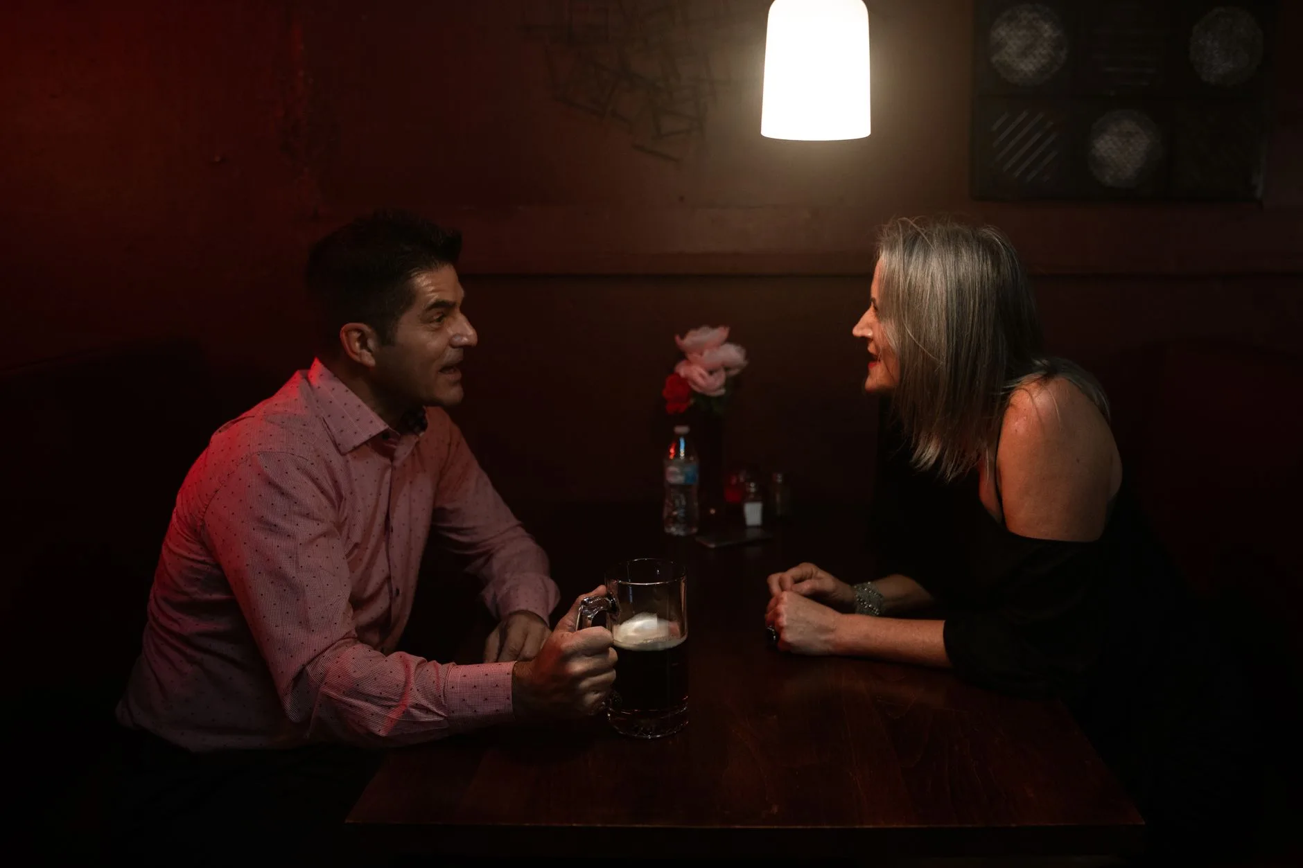 Gece kulübünde konuşan genç çift