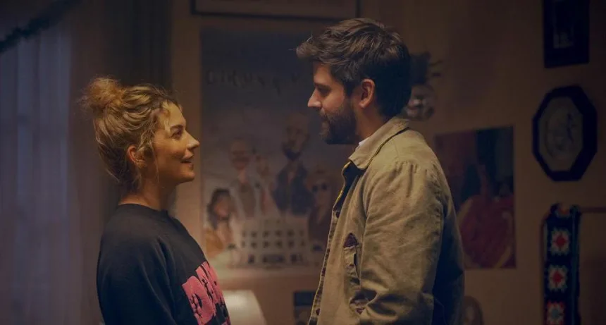 Şehir ışıkları altında yan yana duran romantik çift
