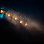 Sahne ışığı altında dramatik bir tiyatro atmosferi