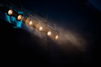 Sahne ışığı altında dramatik bir tiyatro atmosferi