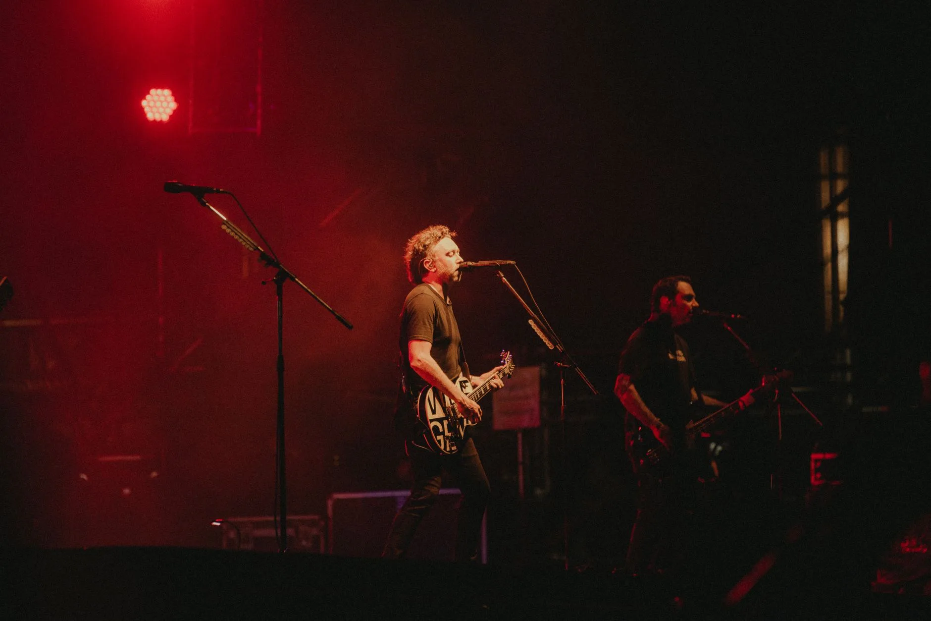Sahnede canlı performans sergileyen rock grubu