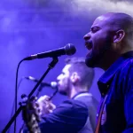 Mikrofon başında sahne alan rock şarkıcısı