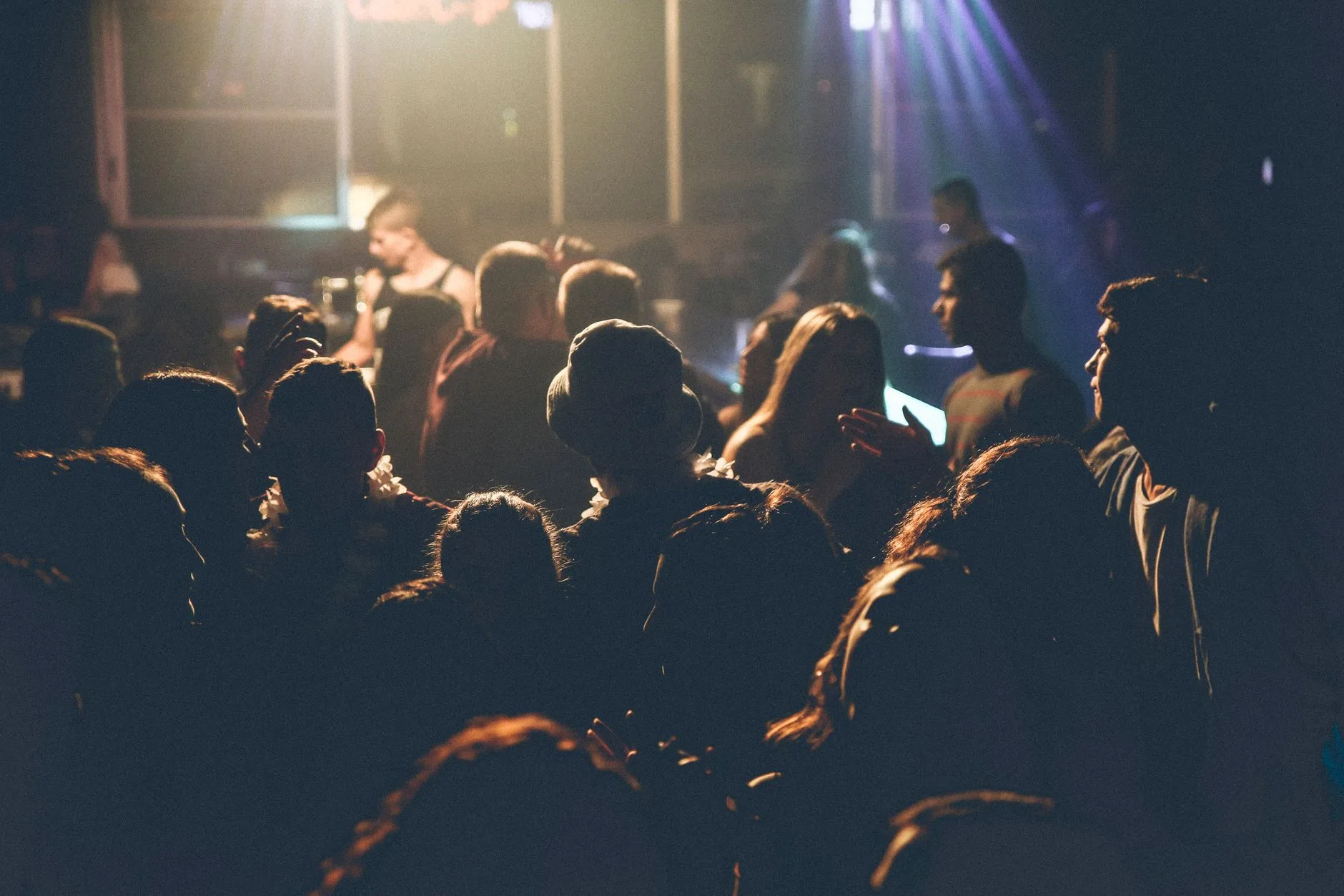 Vintage rock konserinde sahneyi izleyen kalabalık