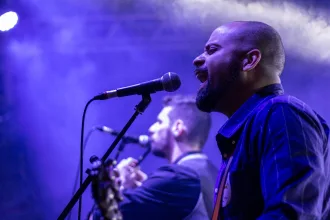 Mikrofon başında sahne alan rock şarkıcısı