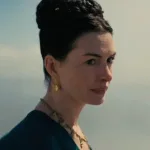 Oscar sezonunu ve sinema ödüllerini çağrıştıran kırmızı halı görüntüsü