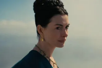 Oscar sezonunu ve sinema ödüllerini çağrıştıran kırmızı halı görüntüsü