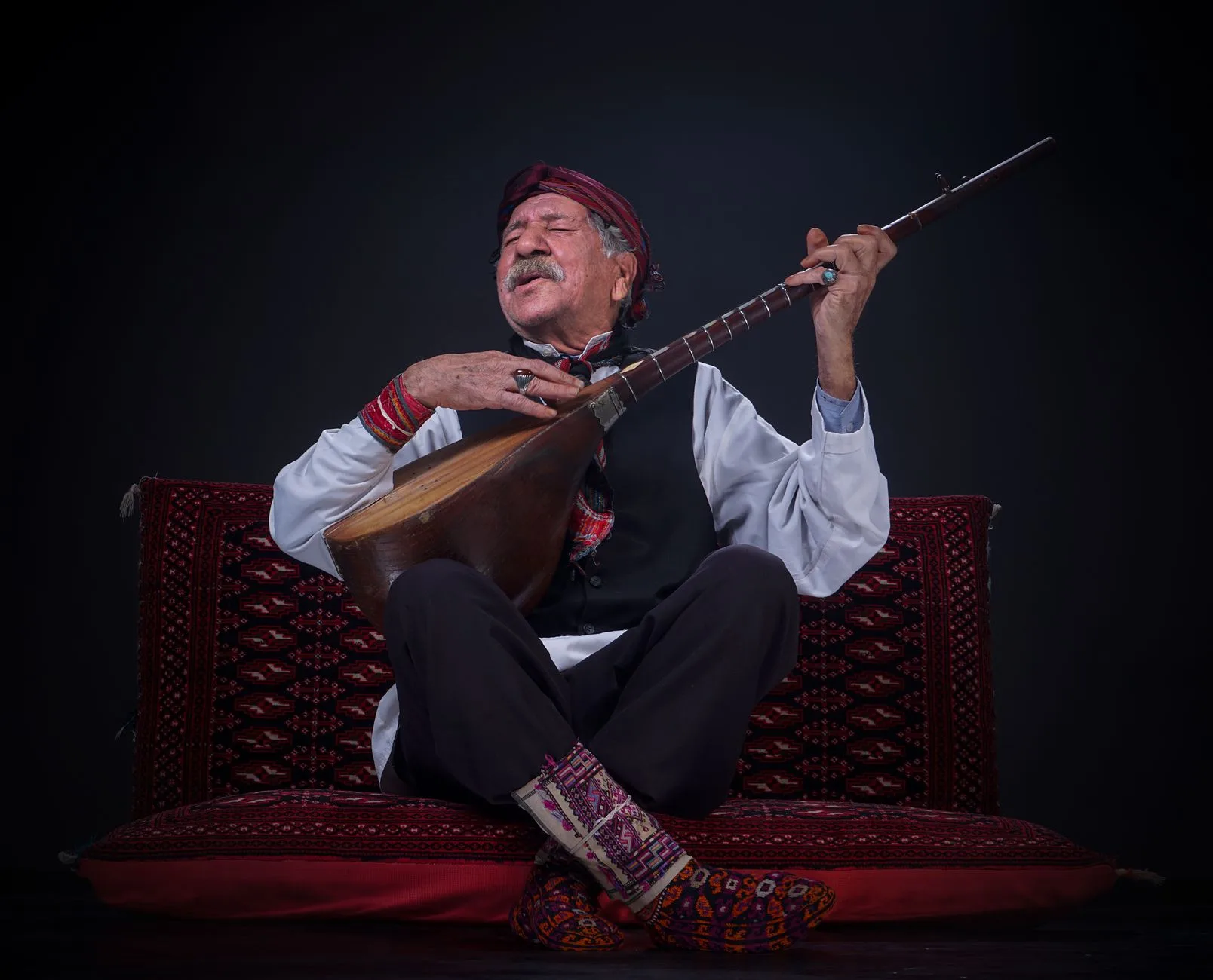 Folk müzik atmosferinde hazırlanmış sahne