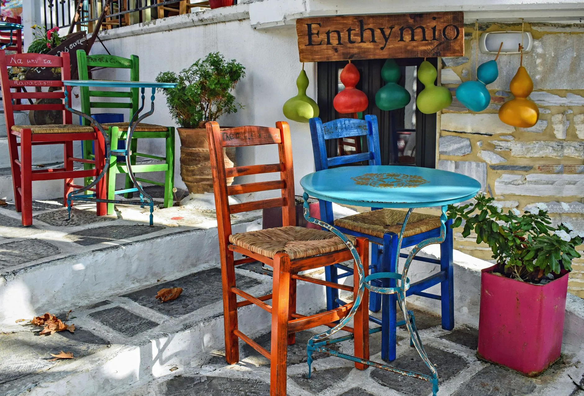 Yunan kahvesi ve hamur işleri bulunan bir kafe masası