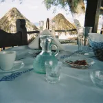 Atina’da geleneksel yemeklerle hazırlanmış bir taverna masası