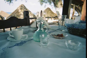 Atina’da geleneksel yemeklerle hazırlanmış bir taverna masası