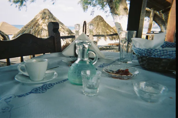 Atina’da geleneksel yemeklerle hazırlanmış bir taverna masası
