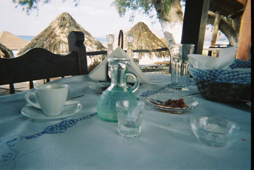 Atina’da geleneksel yemeklerle hazırlanmış bir taverna masası