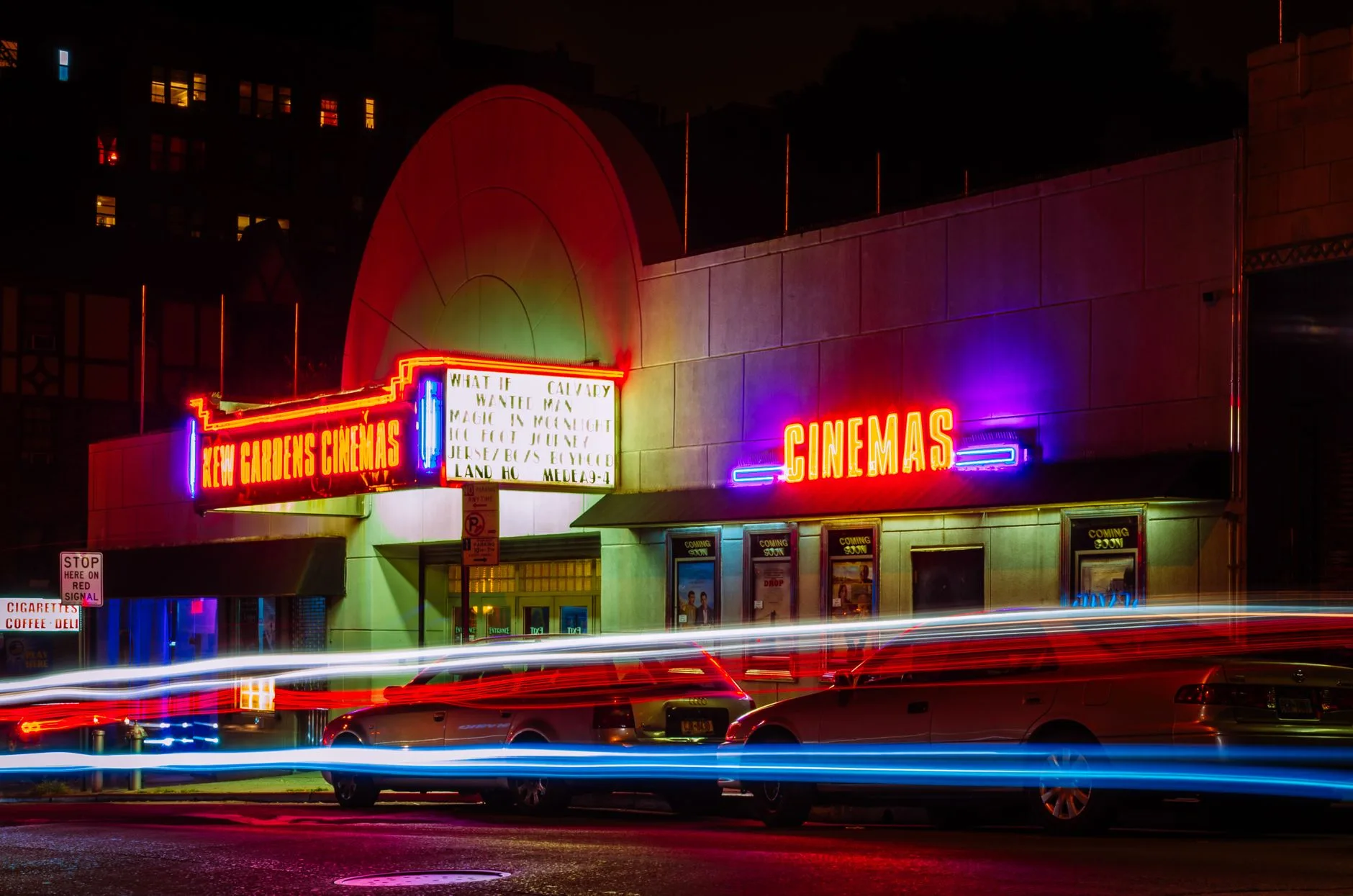 Gece ışıkları altında sinema salonu tabelası