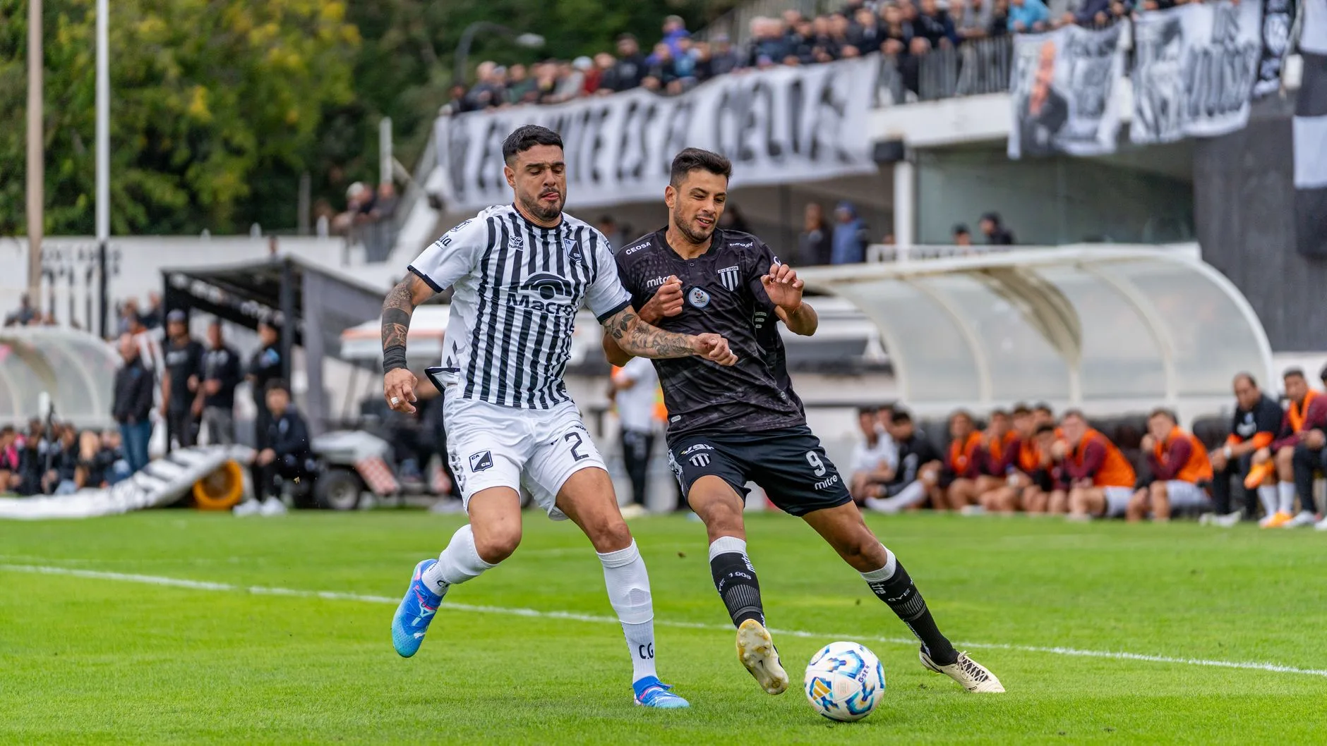 Fantastik atmosferde oynanan eski dönem futbol maçını gösteren temsili görsel