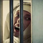 Film festivali için sinema salonu önünde bekleyen izleyiciler