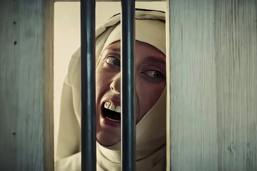 Film festivali için sinema salonu önünde bekleyen izleyiciler