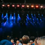 Şiir festivalinde sahnede konuşan bir konuşmacı ve dinleyiciler