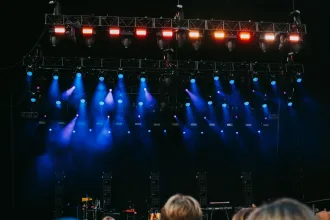Şiir festivalinde sahnede konuşan bir konuşmacı ve dinleyiciler