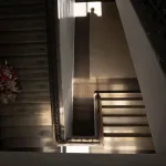 Bir film yönetmeninin görüntü ve kimlik temalarını işleyen projesini simgeleyen sinematik sahne