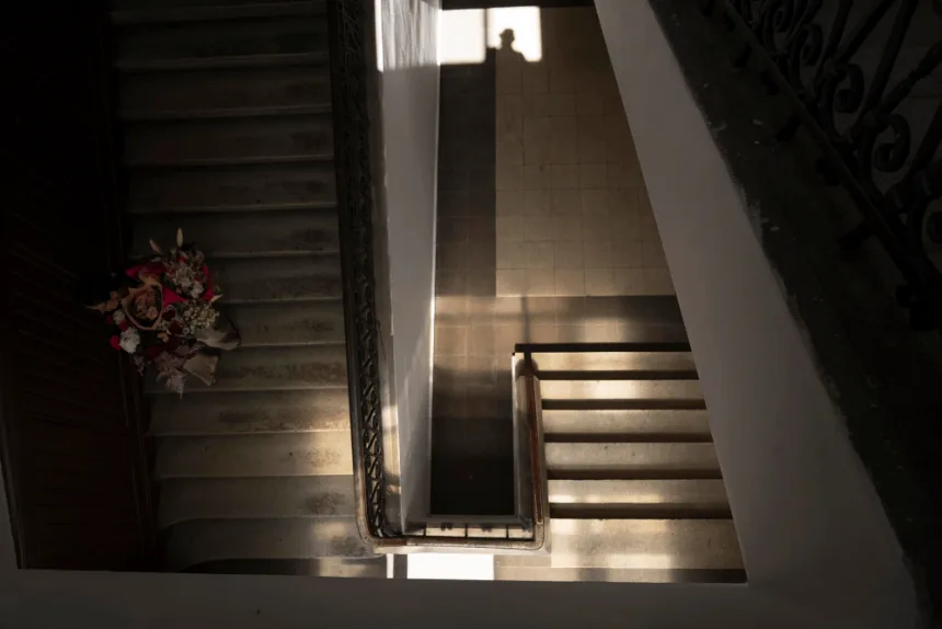 Bir film yönetmeninin görüntü ve kimlik temalarını işleyen projesini simgeleyen sinematik sahne