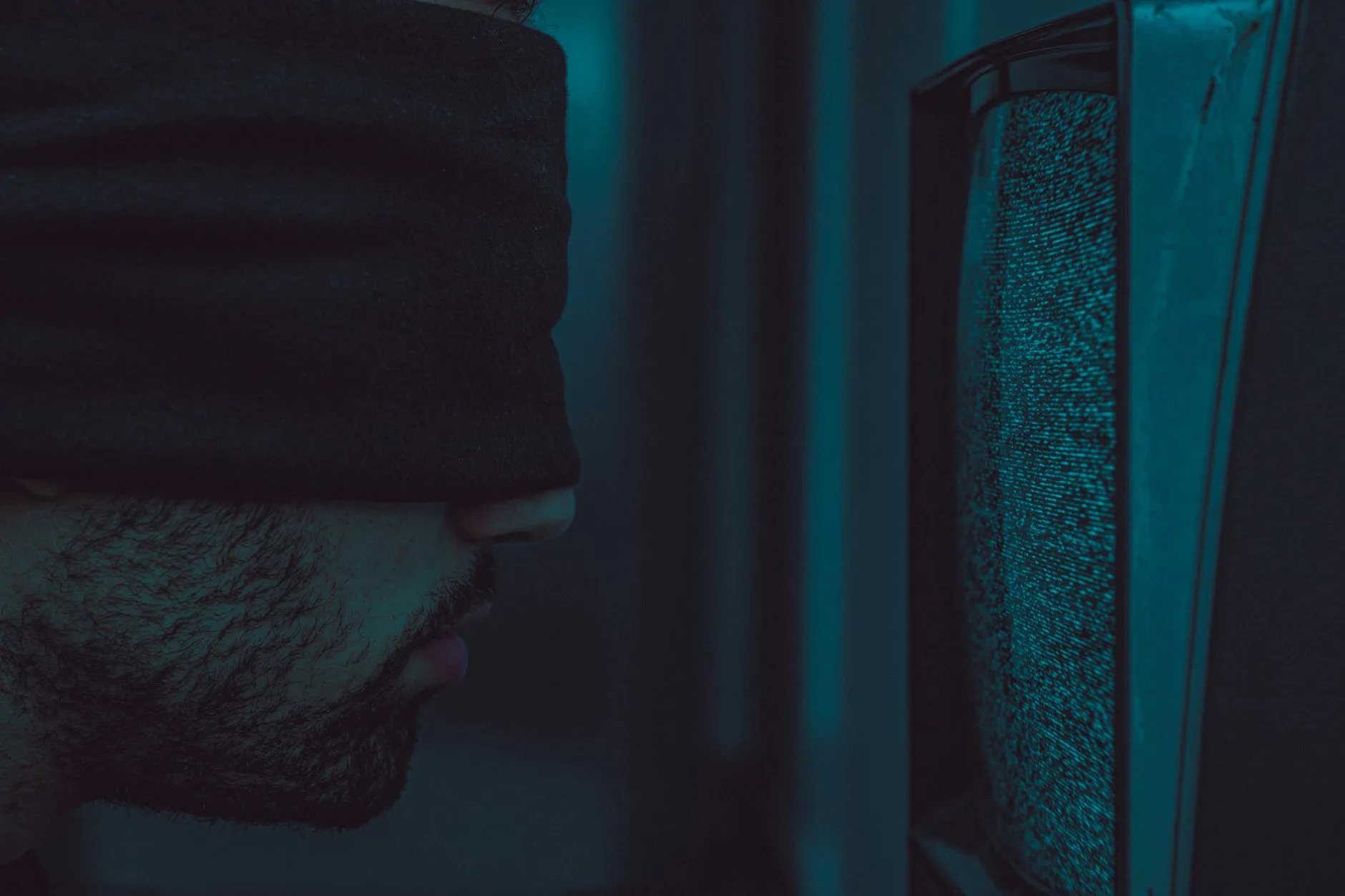Karanlık bir odada drama yapımı gösteren televizyon ekranı