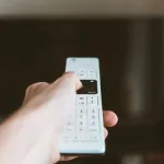 Televizyon ekranı ve uzaktan kumanda
